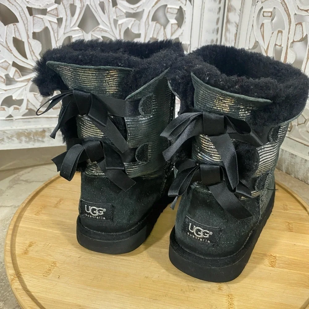 UGG Bailey Bow Lizard Black & Silver Women’s Size 6/ EU 36 Short Boots
